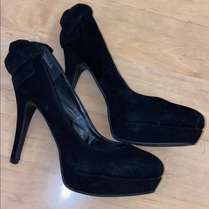 Bamboo black heels w/ bows on back